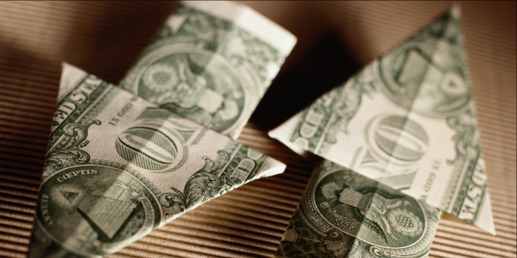  Dólar fecha abaixo de R$ 5 pela primeira vez em mais de um ano