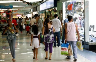  Maioria dos paulistas deve gastar entre R$ 150 e R$ 450 no Natal, diz ACSP