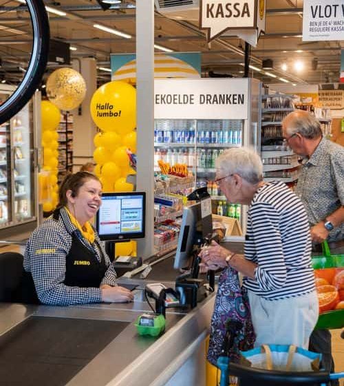  Supermercado holandês abre ‘caixa lento’ para idosos que desejam bater papo