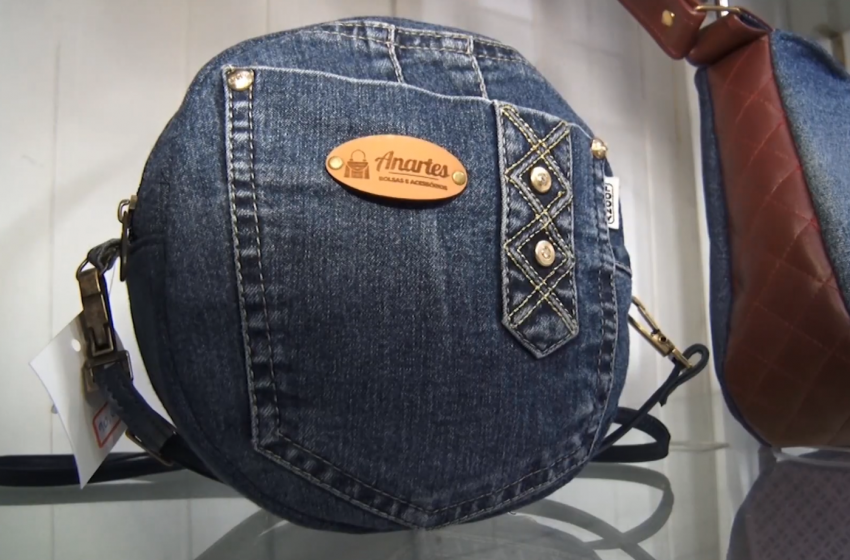  Casal vende bolsas feitas pelo jeans reutilizável e transforma Kombi em loja itinerante