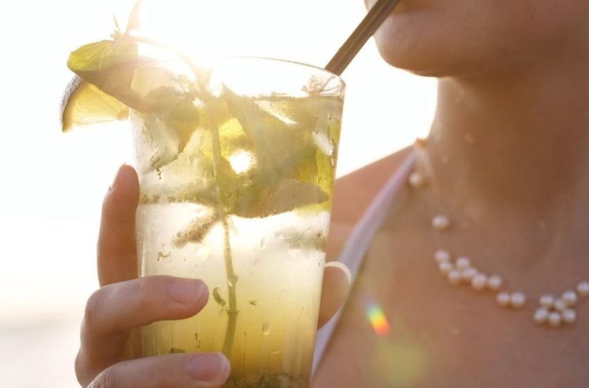  Consumo de bebidas deve gerar um faturamento de R$ 1 bilhão no verão de 2024