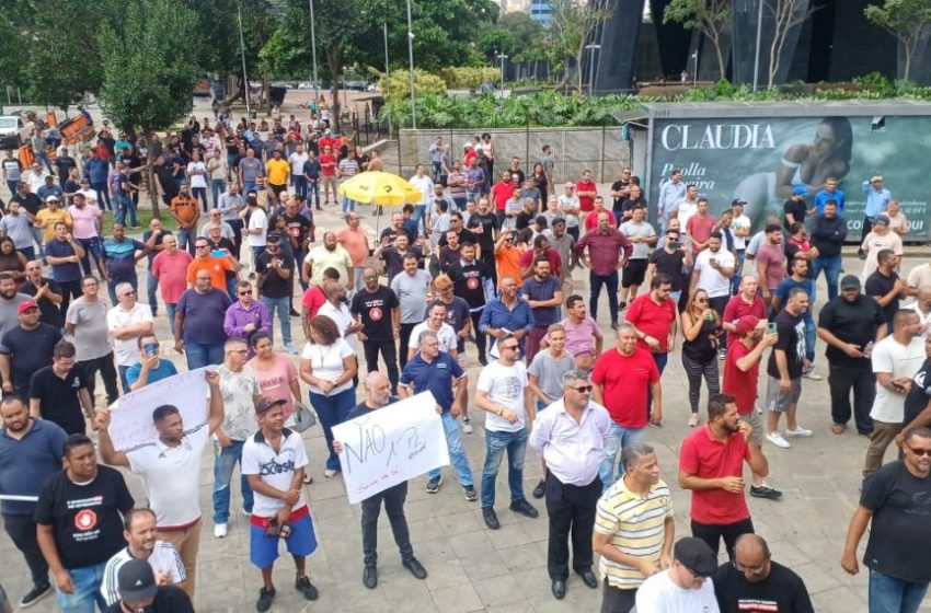  Motoristas de aplicativo protestam contra regulamentação da categoria pelo governo